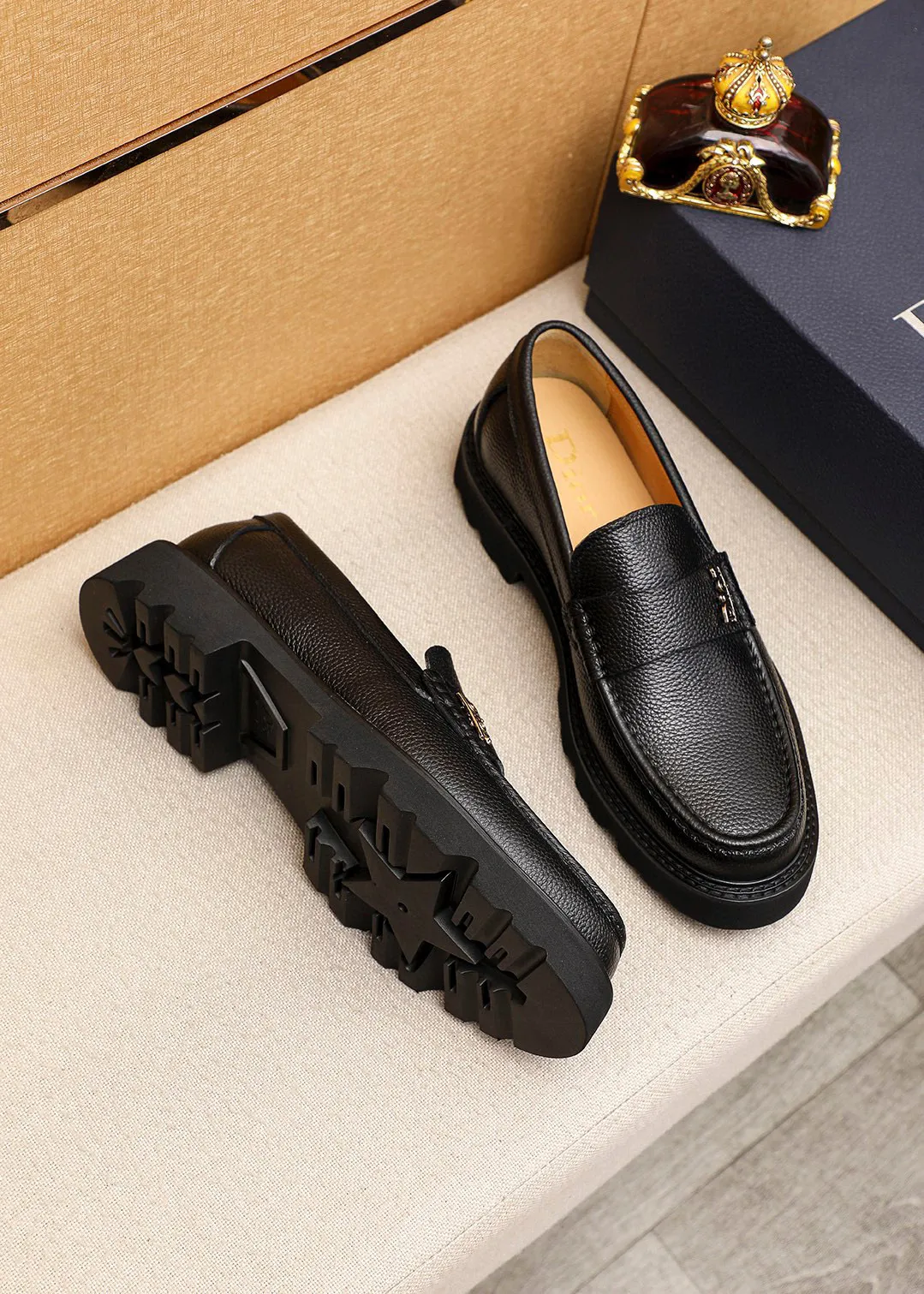 Men's shoes 💰480 💐 Product trademark: Dior "Dior" casual leather shoes Regular size: 39-44 (45🉑️customized) Product materials: Selected Italian imported first-layer pebbled cowhide leather upper + classic hardware buckle, imported water-dyed 🐂 cowhide lining. Strong three-dimensional visual effect, original outsole color: 2 colors available